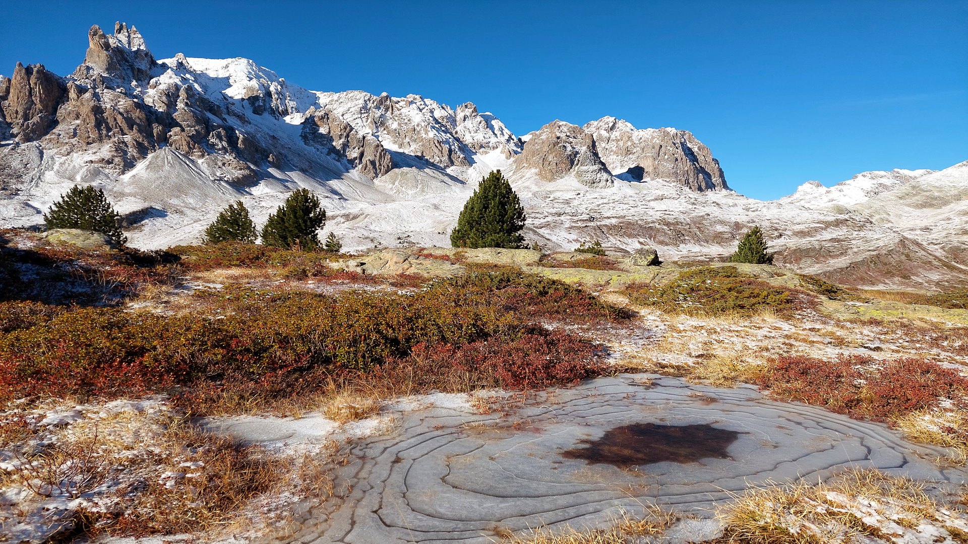 Un plan d'eau gelé dans la montée du lac long